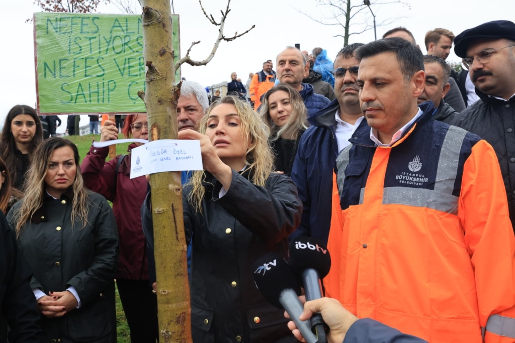 CHP Genel Başkanı Özgür Çelik'in adının yazıldığı kağıdı Dilek İmamoğlu ağaça astı.