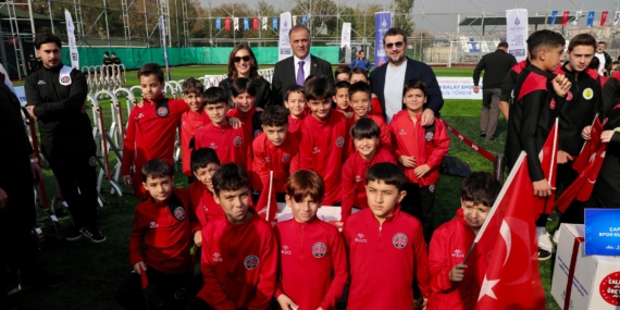 İBB, BALAT SPOR TESİSLERİ’Nİ BAŞTAN AŞAĞI YENİLEDİ (6)