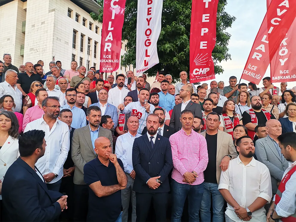 CHP'DEN ZEYTİNBURNU'NDA GÜÇ GÖSTERİSİ: "BUGÜN KAZANDIĞINI SANANLAR YARIN KAYBEDECEK"