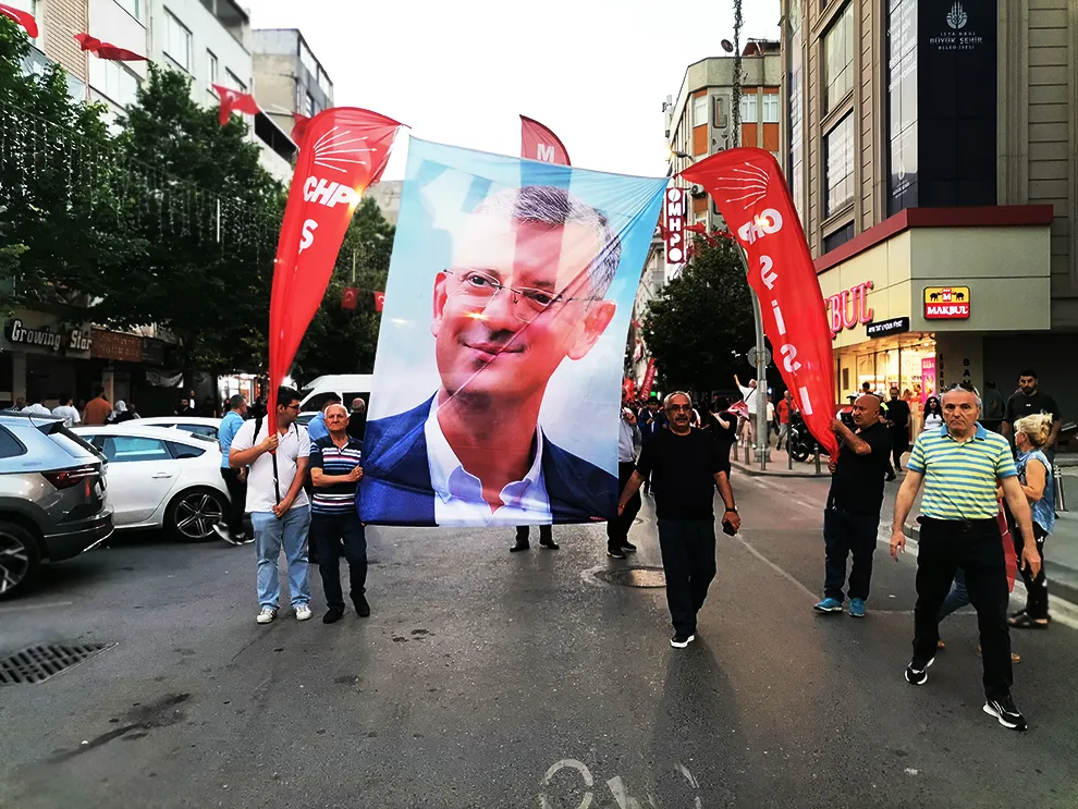 CHP'DEN ZEYTİNBURNU'NDA GÜÇ GÖSTERİSİ: "BUGÜN KAZANDIĞINI SANANLAR YARIN KAYBEDECEK"
