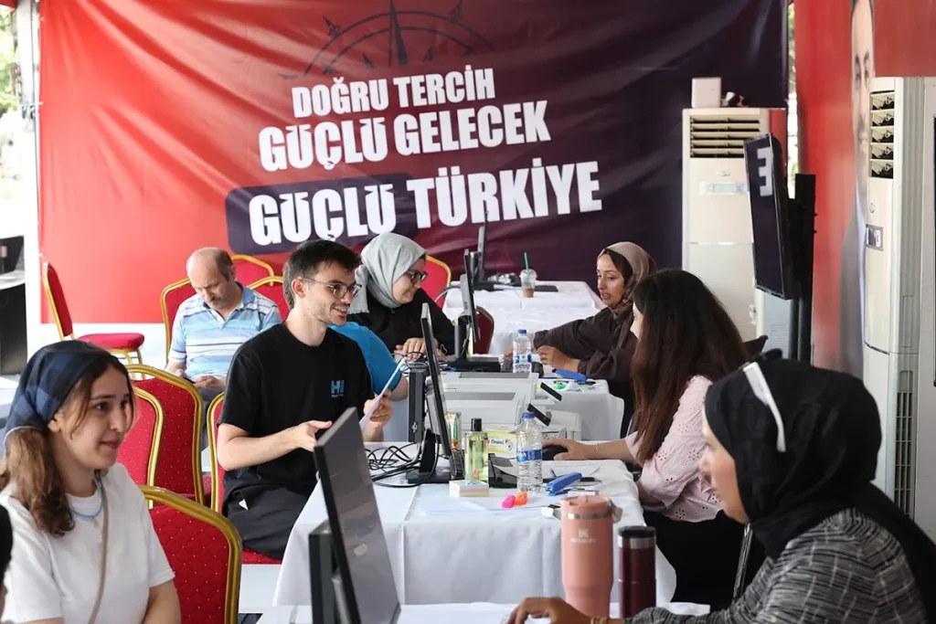 Bağcılar'da Gençlerin Geleceği Uzman Ellerde: Ücretsiz Tercih Danışmanlığı Başladı