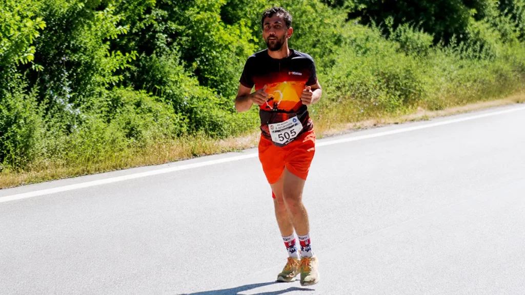 İznik’te “Evden Bi Koşu” Heyecanı: İstanbul Atletizm Spor Kulübü Sporcusu Levent Kuva Genel Klasmanda Zirvede
