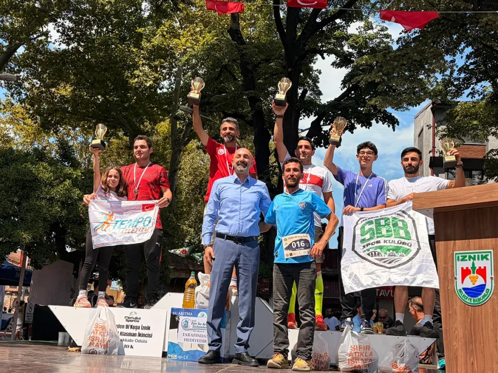 İznik’te “Evden Bi Koşu” Heyecanı: İstanbul Atletizm Spor Kulübü Sporcusu Levent Kuva Genel Klasmanda Zirvede