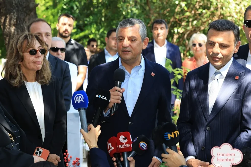 Altan Öymen Vefatının 1. Yılında Zincirlikuyu Mezarlığı'nda Anıldı