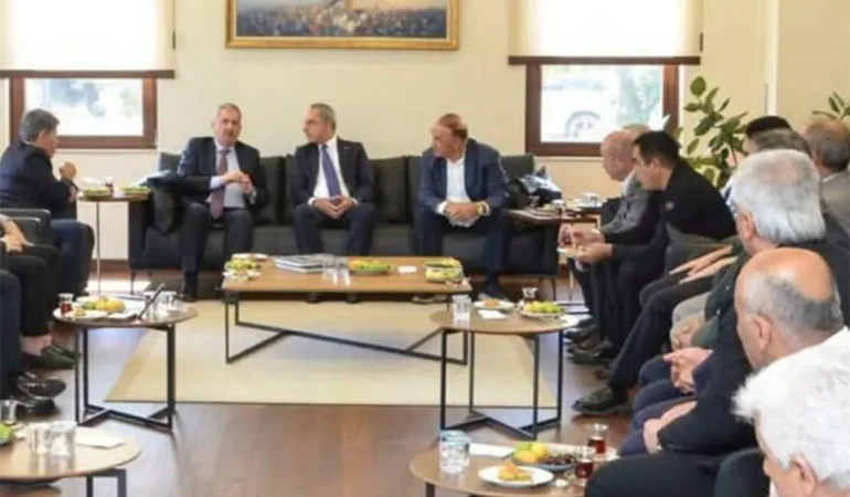 Taziye Ziyaretindeki Kare Esnaf Camiasında Gündem Oldu! “Bu Fotoğraf Bir Mesaj mı?”