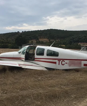 Uçak Çatalcada kırıma uğradı