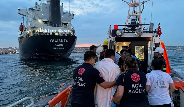 İstanbul Açıklarında Gemide Zehirlenme Şüphesi: 4 Personel Hastaneye Kaldırıldı