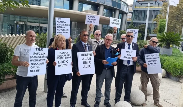 Garanti Bankası Genel Müdürlüğü Önünde Eylem: İYİ Parti Bakırköy Teşkilatı Bankacılık Sistemini Gündeme Taşıdı