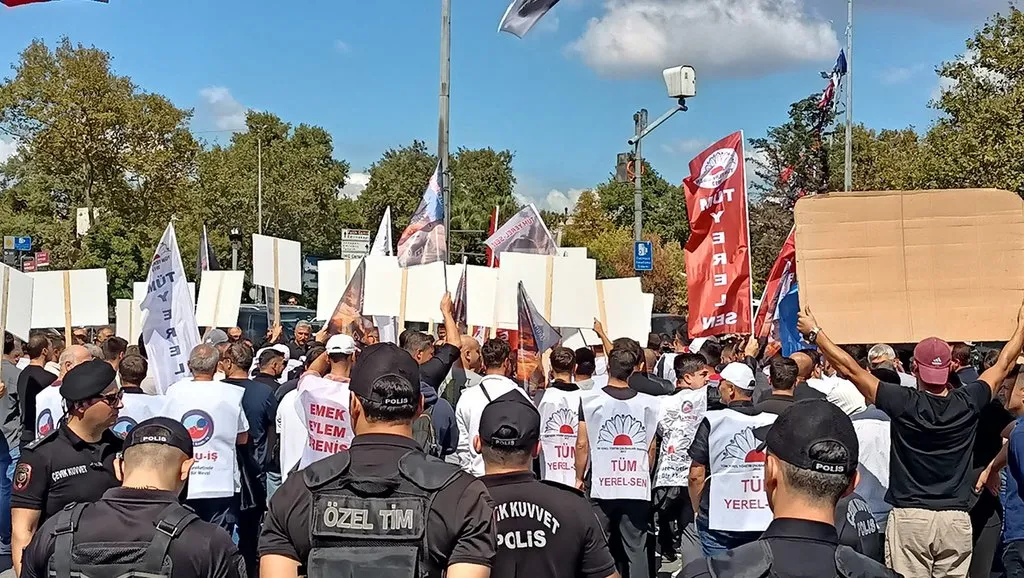İBB Memurları Saraçhane’de Eylemde: “20 Bin Memur Her Şey Çok Güzel Olmadı Diyor”