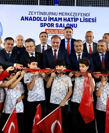 İBB’den Zeytinburnu’na Çifte Hizmet Spor Salonu Açıldı, Kent Lokantası Müjdesi Verildi (11)