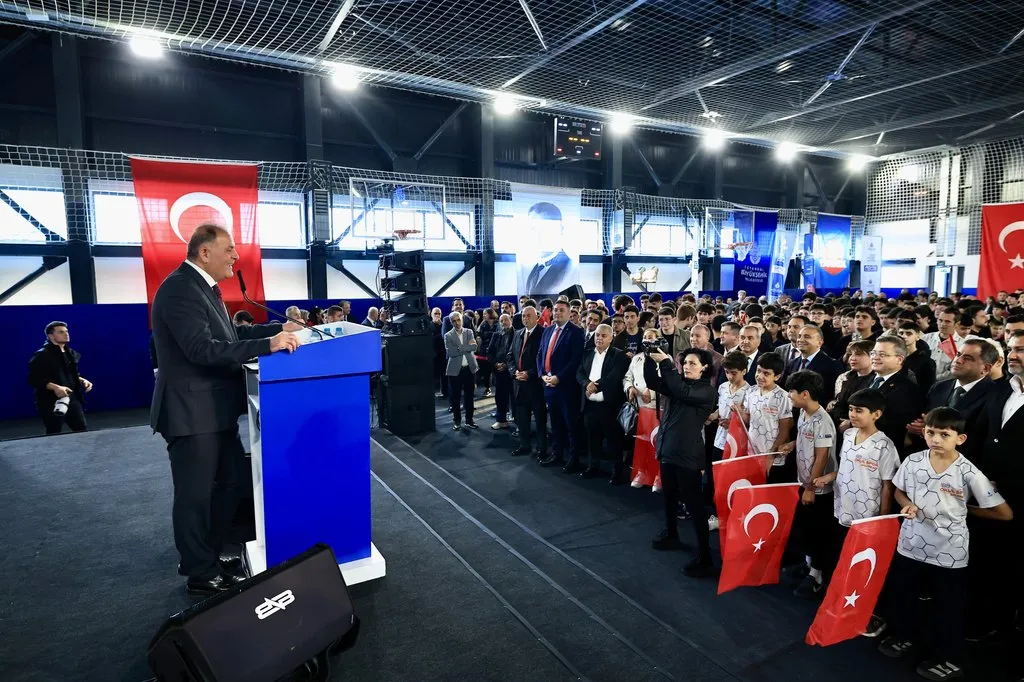 İBB’den Zeytinburnu’na Çifte Hizmet: Spor Salonu Açıldı, Kent Lokantası Müjdesi Verildi