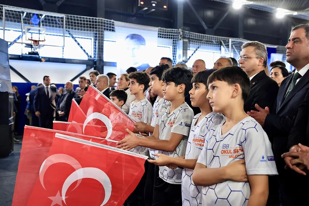 İBB’den Zeytinburnu’na Çifte Hizmet: Spor Salonu Açıldı, Kent Lokantası Müjdesi Verildi